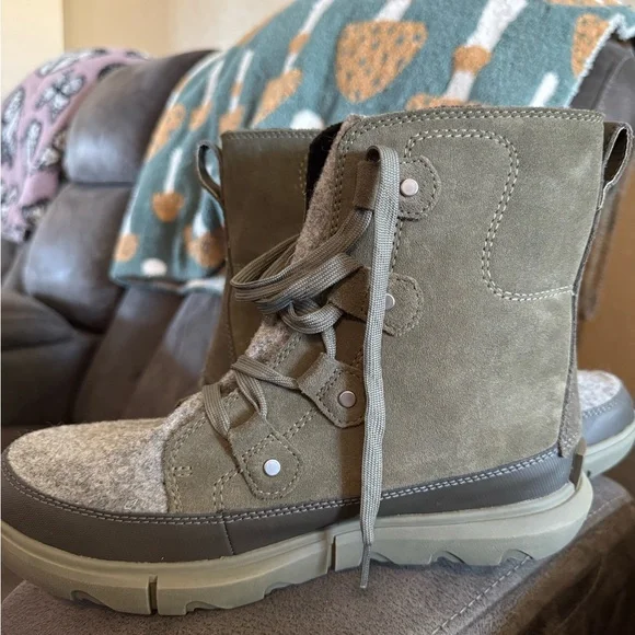 Sorel Sage and Gray Waterproof Boots, rubber sole, size 8.5, NEW - Picture 3 of 7